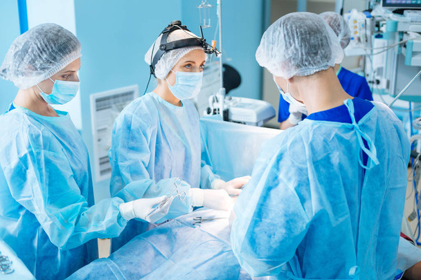 Cirujano competente haciendo una operación difícil
 - Foto, Imagen