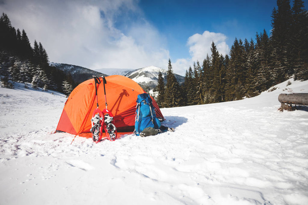 acampar en invierno en las montañas
. - Foto, Imagen