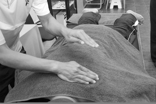 manos de los hombres están haciendo masaje deportivo por parte del cuerpo humano
 - Foto, Imagen