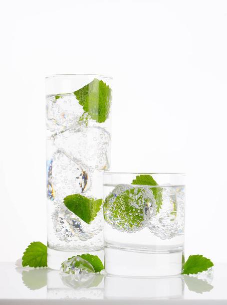 koolzuurhoudende water met munt en ijs - Foto, afbeelding