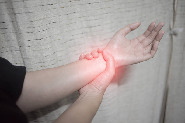 Gros plan femme tenant son poignet symptomatique Syndrome de bureau, concept de symptômes de douleur
. - Photo, image