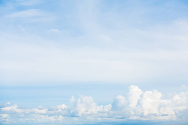 Witte wolk op blauwe lucht - Foto, afbeelding