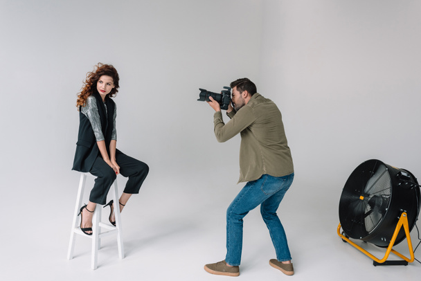 φωτογράφος και μοντέλο πυροβολούν μόδας - Φωτογραφία, εικόνα