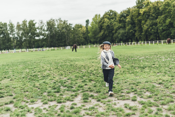 kid running at countryside  - Foto, afbeelding