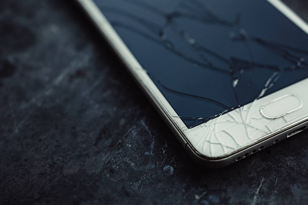 Smartphone with a broken screen. - Fotografie, Obrázek