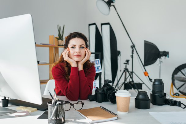 aantrekkelijke vrouwelijke fotograaf met lenzen, foto camera en afbeeldingen tablet in moderne kantoren - Foto, afbeelding