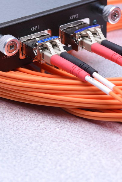 Kabely Optické vlákno připojené k gigabit interface converter - Fotografie, Obrázek