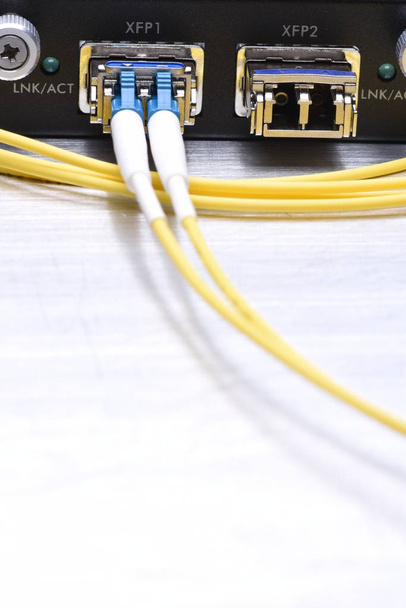 Convertisseur d'interface Gigabit typ XFP avec câbles réseau optique
 - Photo, image