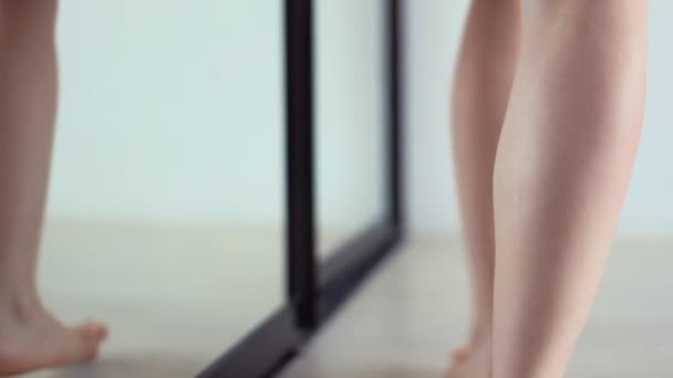 Bare piedi femminili apre porta cassetto specchio in appartamento soggiorno
 - Filmati, video
