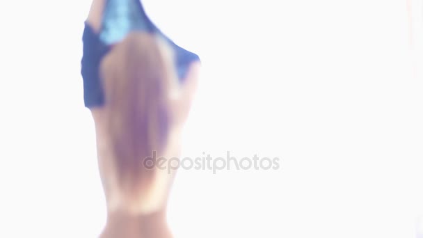 Sziluettjét fiatal szexi nő átöltözés előtt világos ablak - Felvétel, videó
