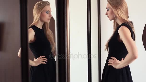 Ελκυστική ξανθιά χαρούμενη κοπέλα ψάχνει σε καθρέφτη, ετοιμάζεται - Πλάνα, βίντεο