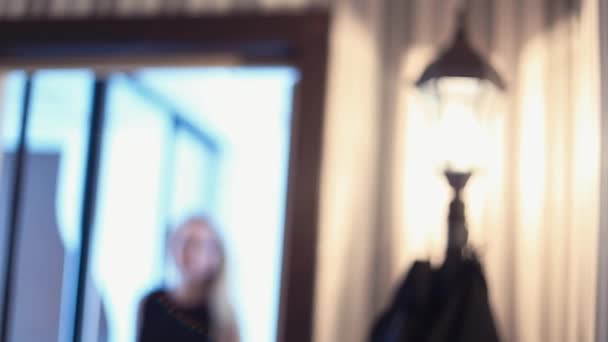 Χαρούμενη χαμογελαστός νεαρός ξανθιά γυναίκα λαμβάνει σακάκι ρούχα ράφι στο διάδρομο - Πλάνα, βίντεο