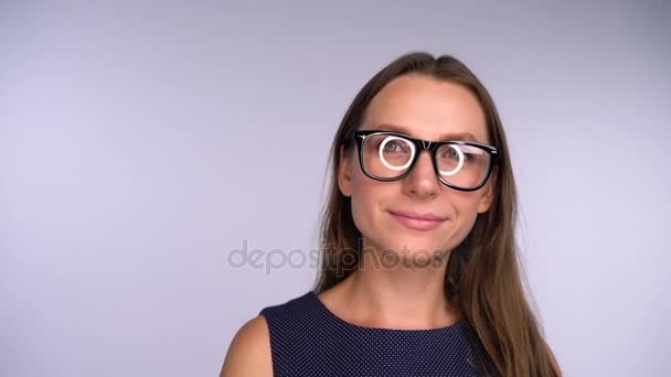 Kameraya mutlu seyir gözlüklü genç iş kadını. Yuvarlak parlama gözlük yansıtılır - Video, Çekim