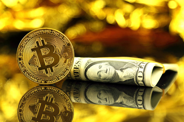 Versión física de Bitcoin (nuevo dinero virtual) y billetes de un dólar. Cambia bitcoin por un dólar. Imagen conceptual para criptomoneda mundial y sistema de pago digital
. - Foto, imagen