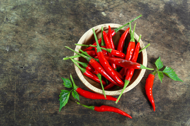 Piros chili és chili por, fehér háttér - Fotó, kép