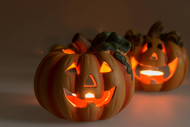 Две тыквы на Хэллоуин с горящими свечами
 - Фото, изображение