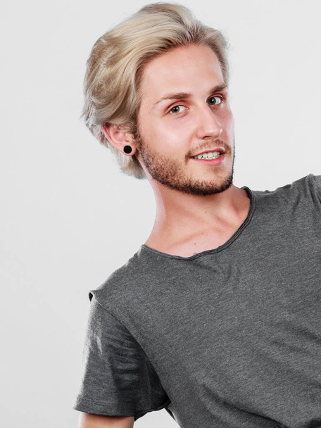 Happy smiling blonde man in grey t shirt - Fotoğraf, Görsel