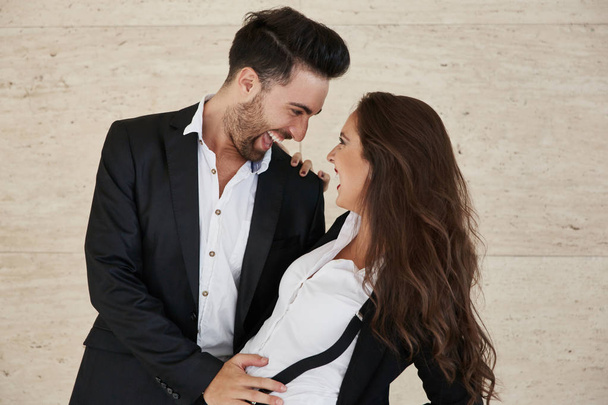 Feliz hombre de negocios sosteniendo a su novia riendo
 - Foto, Imagen
