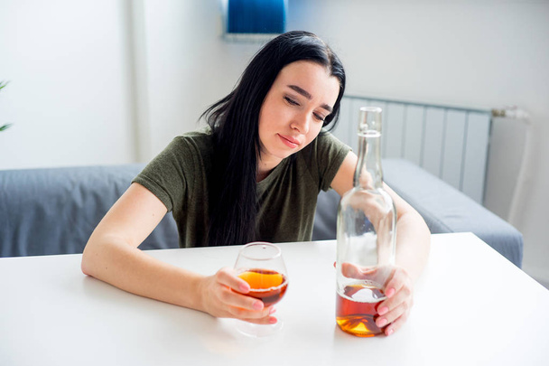 Femme dépendante à l'alcool
 - Photo, image
