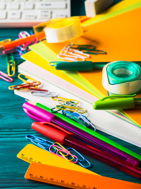 Paperitavarat värikäs koulu kirjallisesti työkalut kynät
 - Valokuva, kuva