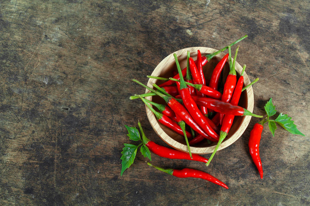 Punainen chili ja chilijauhetta valkoisella pohjalla
 - Valokuva, kuva