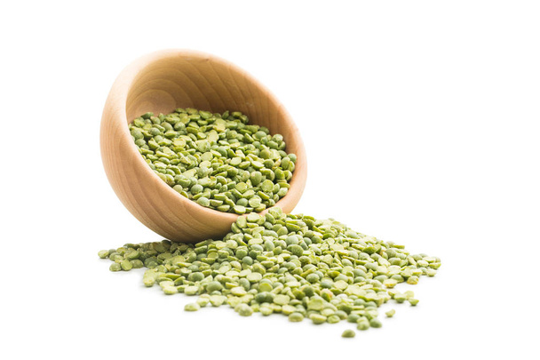 Green split peas in wooden bowl. - Φωτογραφία, εικόνα