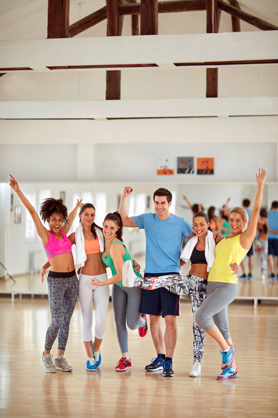 Foto de grupo de jovens alegres após o treinamento de fitness
 - Foto, Imagem