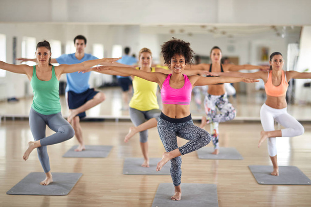 Grupo de mulheres fazendo exercícios de equilíbrio corporal
 - Foto, Imagem