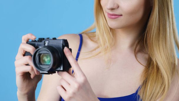 Eski moda kamera tutan genç kadın - Fotoğraf, Görsel