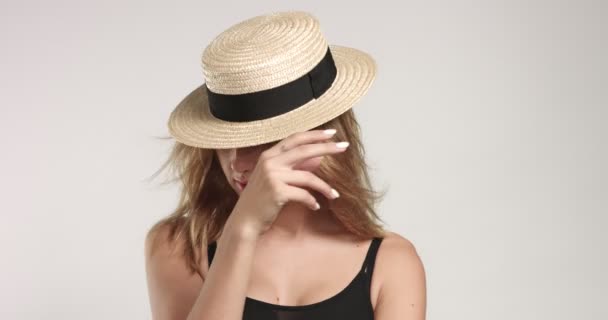 Pretty blond girl in straw hat video - Footage, Video