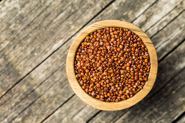 Red quinoa seeds. - Foto, immagini