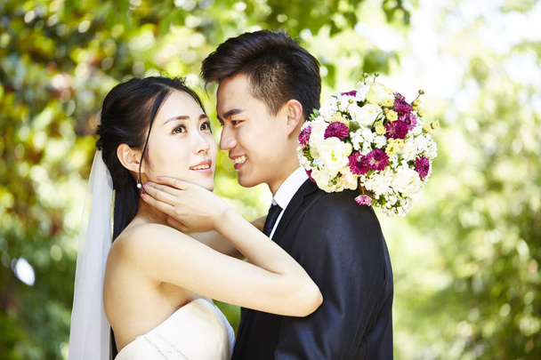 aimant asiatique nouvellement marié
 - Photo, image