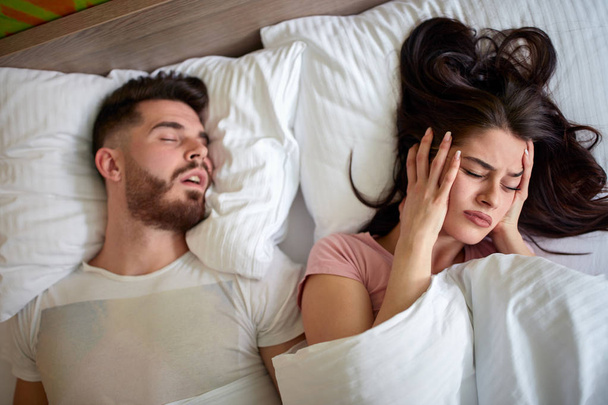 Women in bed with snoring husband - Φωτογραφία, εικόνα
