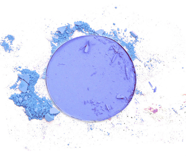 Μπλε μακιγιάζ χρωμάτων πούδρας στο πλαίσιο σε λευκό φόντο. Σκιές ματιών. - Φωτογραφία, εικόνα