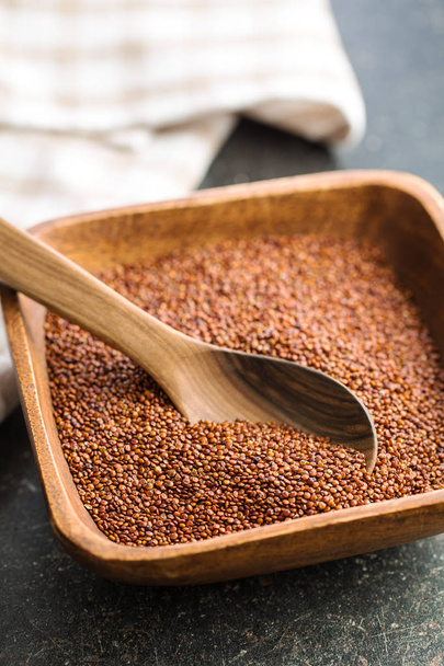 Red quinoa seeds. - Foto, immagini