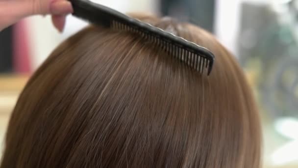 Comb brushing female hair. - Footage, Video