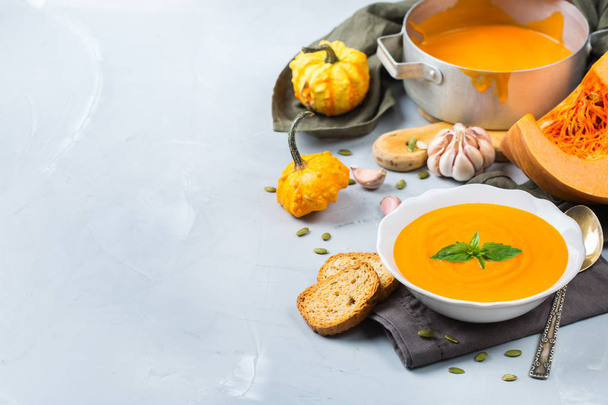 Осенью жареный апельсиновый суп из тыквы с чесноком
 - Фото, изображение
