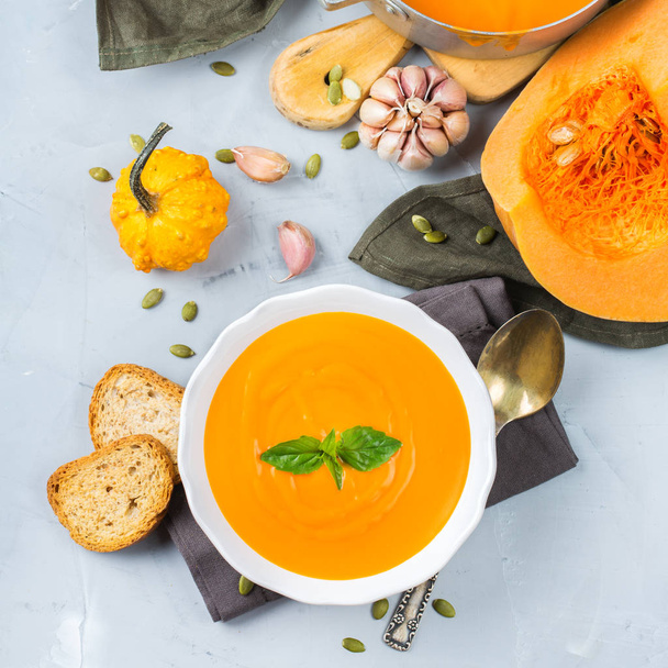 Fall autumn roasted orange pumpkin carrot soup with garlic - Zdjęcie, obraz