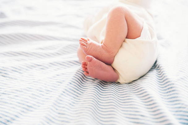 Close-up recém-nascido bebê pés
.  - Foto, Imagem