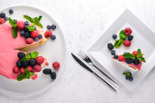 Cake with butter and fresh berries - Foto, Imagen