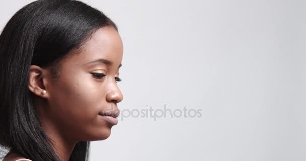 Piękny czarny dziewczyna pozuje wideo - Materiał filmowy, wideo