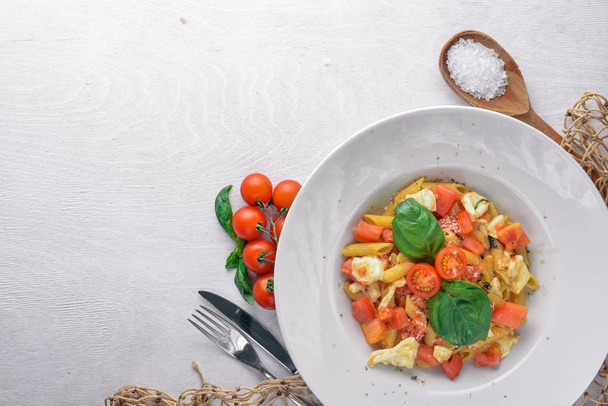 Pasta with vegetables, basil - Foto, afbeelding