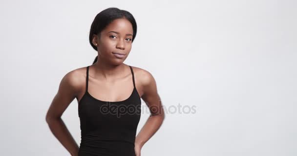 Krásná černá dívka pózuje video - Záběry, video
