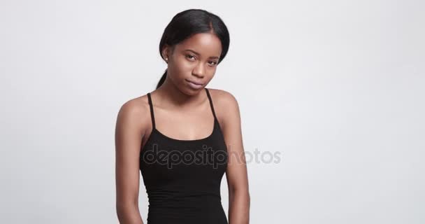 Kaunis musta tyttö poseeraa video
 - Materiaali, video