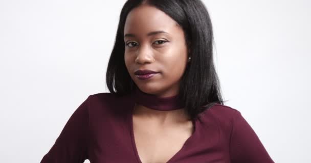 Gyönyörű fekete lány pózol videóinak - Felvétel, videó