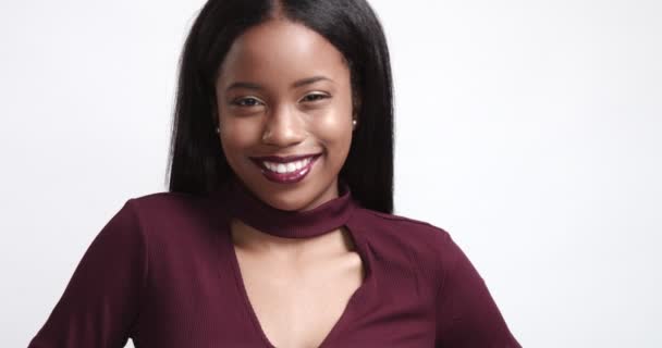 Gyönyörű fekete lány pózol videóinak - Felvétel, videó