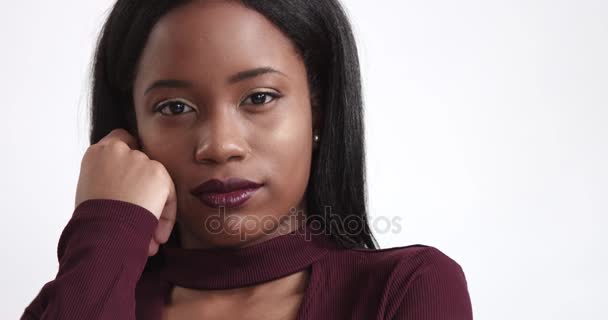 schöne schwarze Mädchen posiert video - Filmmaterial, Video
