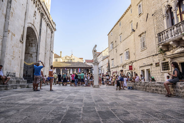 Hauptplatz von Trogir, ein beliebtes Touristenziel in Kroatien. - Foto, Bild