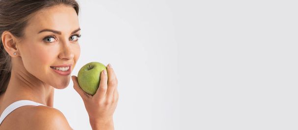 Perfect woman with apple - Foto, immagini