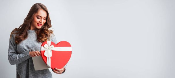 Girl with red heart-shaped box - Foto, Bild